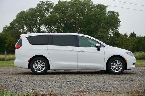 Bright White Clearcoat 2022 Chrysler Voyager LX