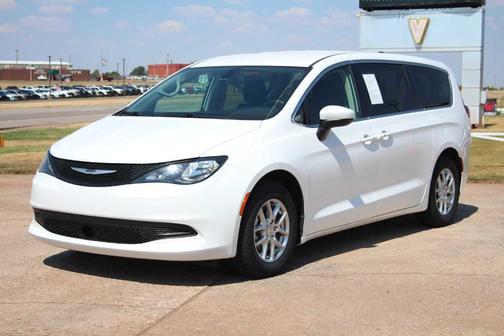 Bright White Clearcoat 2022 Chrysler Voyager LX