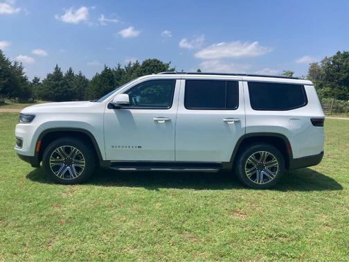 Bright White Clearcoat 2022 Jeep Wagoneer Series III