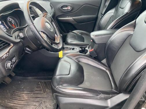 Diamond Black 2019 Jeep Cherokee Latitude Plus