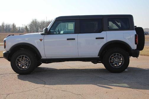 Oxford White 2025 Ford Bronco Badlands