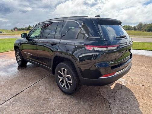 Gloss Black 2027 Jeep Grand Cherokee Laredo X