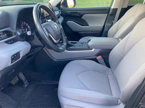 Magnetic Gray Metallic 2023 Toyota Highlander LE