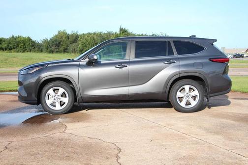 Magnetic Gray Metallic 2023 Toyota Highlander LE