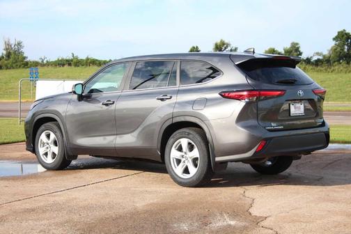 Magnetic Gray Metallic 2023 Toyota Highlander LE