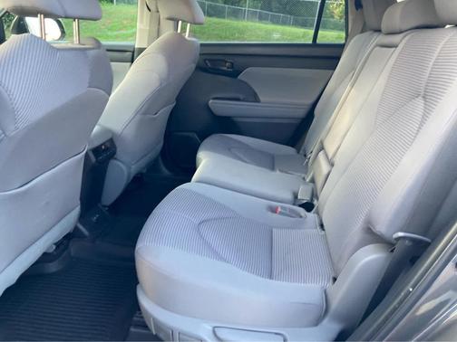 Magnetic Gray Metallic 2023 Toyota Highlander LE