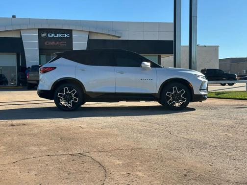 Iridescent Pearl Tricoat 2024 Chevrolet Blazer RS