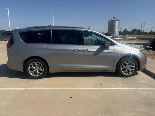Billet Silver Metallic Clearcoat 2017 Chrysler Pacifica Limited