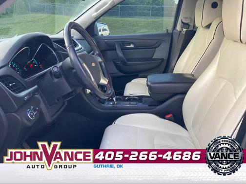 Iridescent Pearl Tricoat 2017 Chevrolet Traverse 2LT