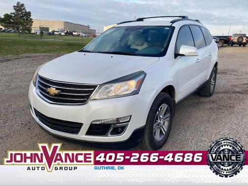 Iridescent Pearl Tricoat 2017 Chevrolet Traverse 2LT