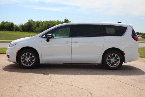 Bright White Clearcoat 2025 Chrysler Pacifica Select