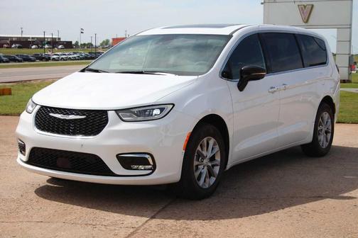 Bright White Clearcoat 2025 Chrysler Pacifica Select