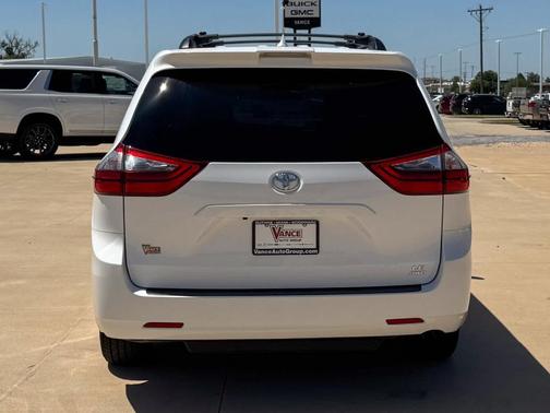 2020 Toyota Sienna LE