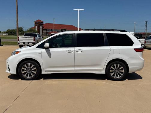 2020 Toyota Sienna LE