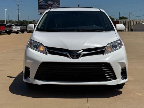 2020 Toyota Sienna LE