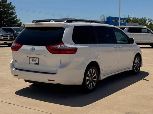 2020 Toyota Sienna LE