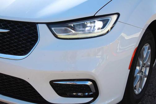 Bright White Clearcoat 2023 Chrysler Pacifica Touring