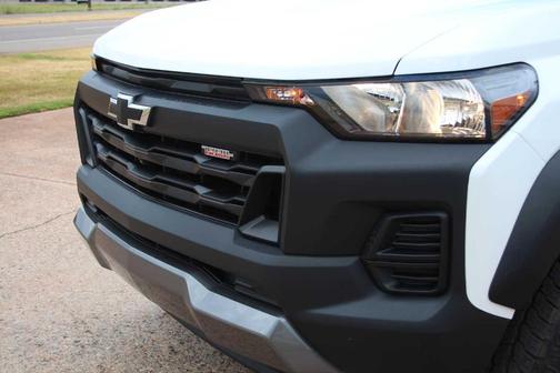 Summit White 2023 Chevrolet Colorado Trail Boss