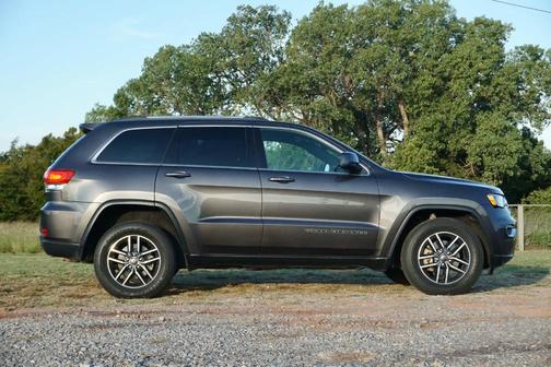 Granite Crystal Clearcoat Metallic 2019 Jeep Grand Cherokee Laredo E