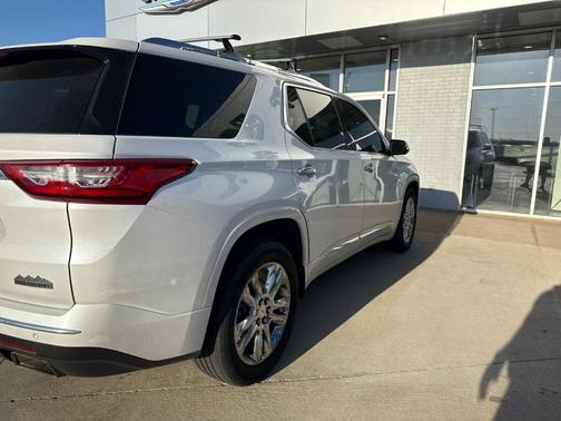 Iridescent Pearl Tricoat 2020 Chevrolet Traverse High Country