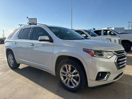 Iridescent Pearl Tricoat 2020 Chevrolet Traverse High Country
