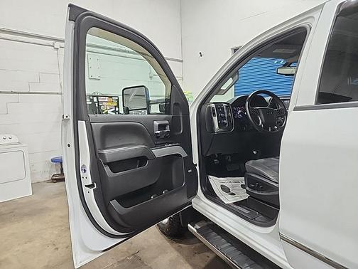 Summit White 2018 Chevrolet Silverado 2500 LT