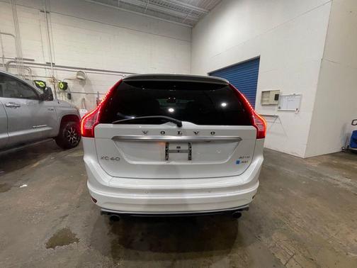 Crystal White Pearl 2016 Volvo XC60 T6 R-Design