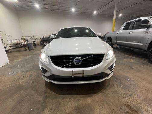 Crystal White Pearl 2016 Volvo XC60 T6 R-Design