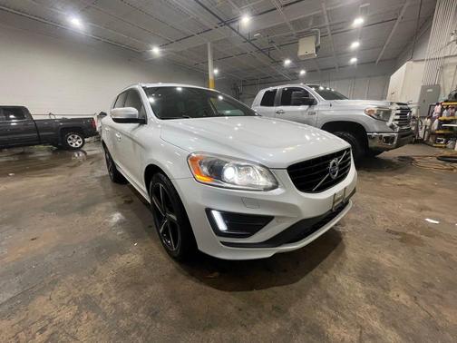 Crystal White Pearl 2016 Volvo XC60 T6 R-Design