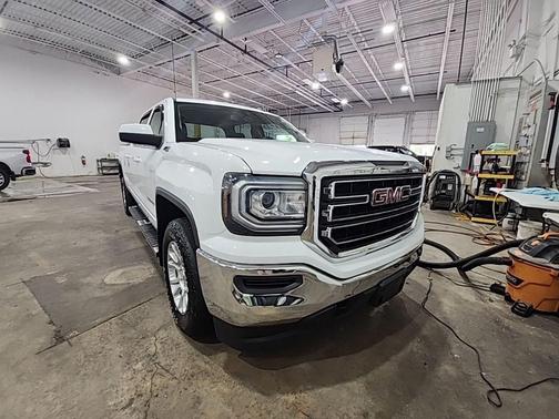 White 2018 GMC Sierra 1500 SLE