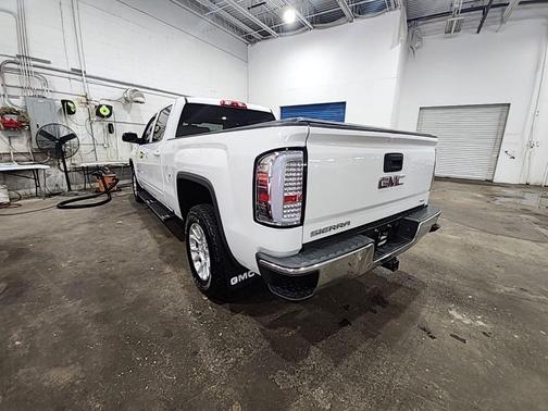 White 2018 GMC Sierra 1500 SLE