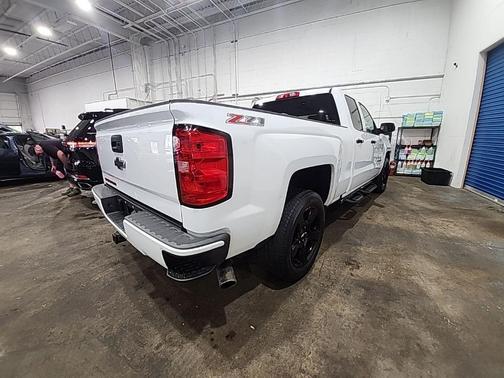 Summit White 2017 Chevrolet Silverado 1500 2LT
