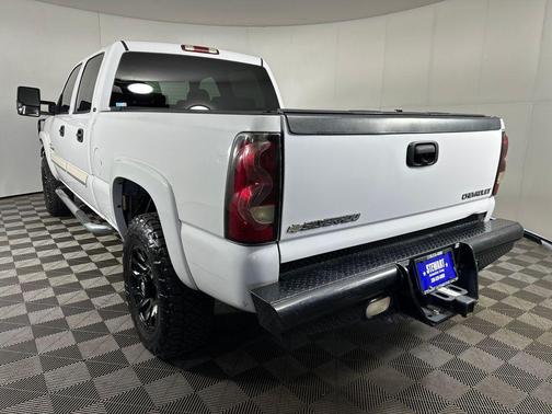 Olympic White 2004 Chevrolet Silverado 2500 LS H/D Crew Cab