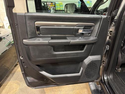 Brilliant Black Crystal Pearlcoat 2017 RAM 1500 Sport