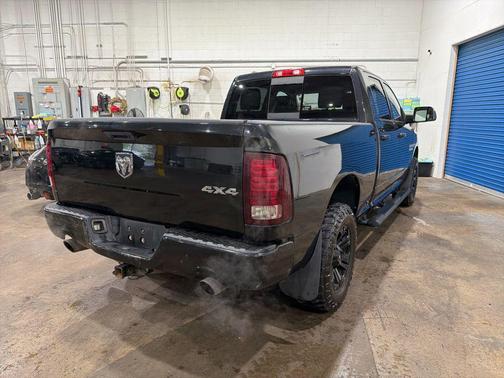 Brilliant Black Crystal Pearlcoat 2017 RAM 1500 Sport
