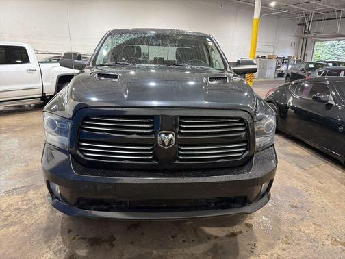 Brilliant Black Crystal Pearlcoat 2017 RAM 1500 Sport