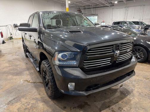 Brilliant Black Crystal Pearlcoat 2017 RAM 1500 Sport