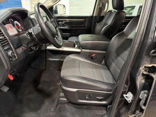 Brilliant Black Crystal Pearlcoat 2017 RAM 1500 Sport