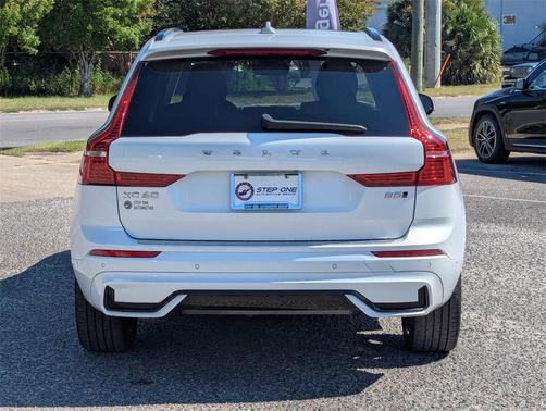 2023 Volvo XC60 B5 Plus Dark Theme