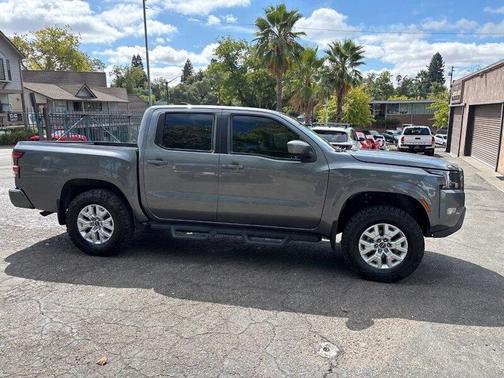 2022 Nissan Frontier SV