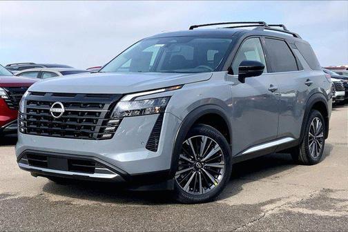 Boulder Gray Pearl/Super Black 2026 Nissan Pathfinder Platinum