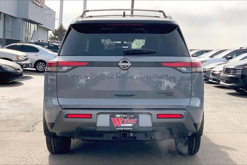Boulder Gray Pearl/Super Black 2026 Nissan Pathfinder Platinum