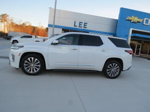 Iridescent Pearl Tricoat 2022 Chevrolet Traverse Premier
