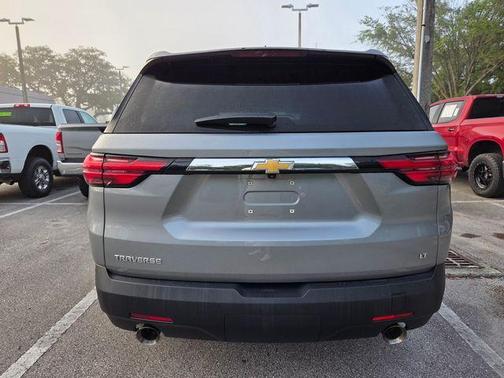 Sterling Gray Metallic 2023 Chevrolet Traverse LT Cloth