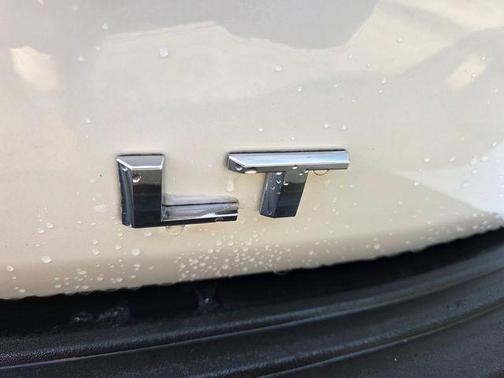 Iridescent Pearl Tricoat 2024 Chevrolet Suburban LT