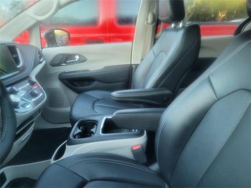 2024 Chrysler Pacifica Touring-L