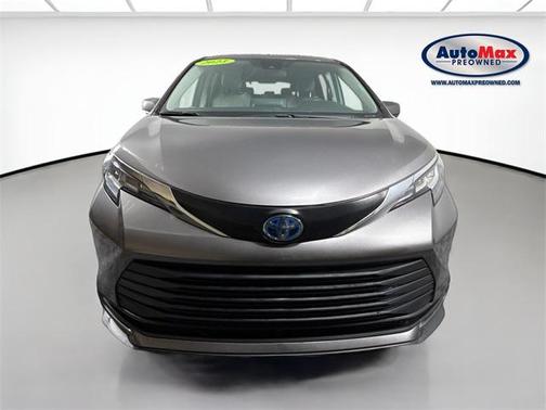 2023 Toyota Sienna LE