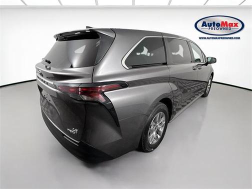 2023 Toyota Sienna LE