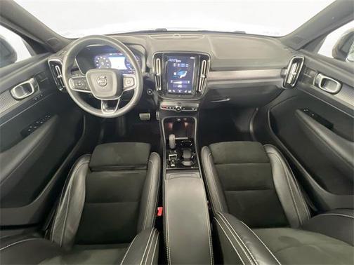 2022 Volvo XC40 T5 R-Design