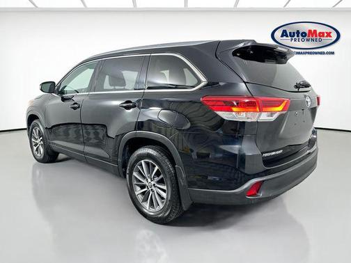 Midnight Black Metallic 2019 Toyota Highlander XLE